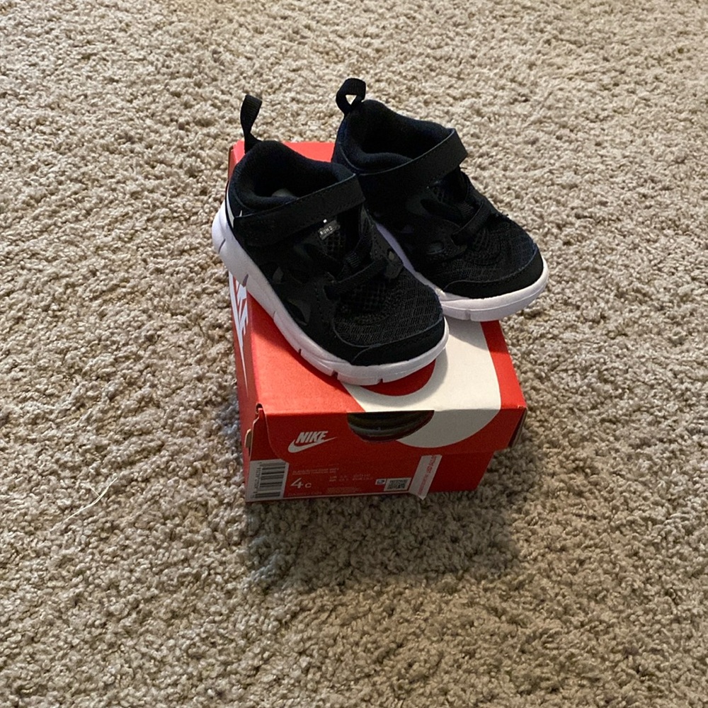 Nike Free Run 2 - size 4c - NWT